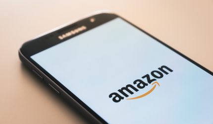téléphone portable ouvert sur le splach screen d'Amazon